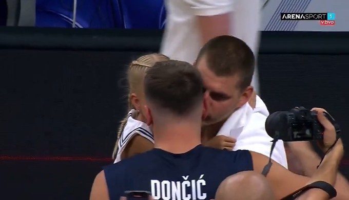 九游娱乐-惺惺相惜！东契奇与约基奇赛后互动 后者亲吻了卢卡的脸颊