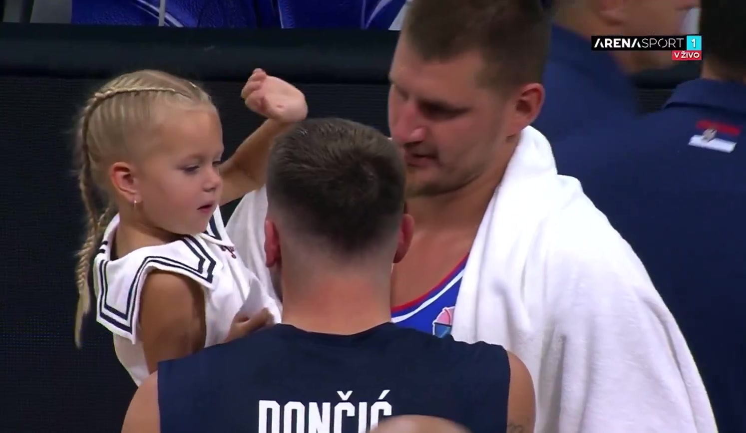 九游娱乐-惺惺相惜！东契奇与约基奇赛后互动 后者亲吻了卢卡的脸颊