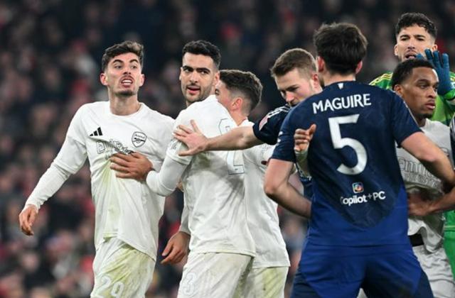 1736730454357032874.png 九游体育-多打1人遭淘汰,足总杯赛场的阿森纳究竟怎么了?