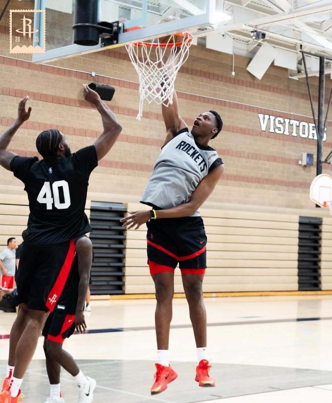 九游体育-8人加盟球队!火箭队休赛期补强联盟第1?斯通为航天城送出大礼