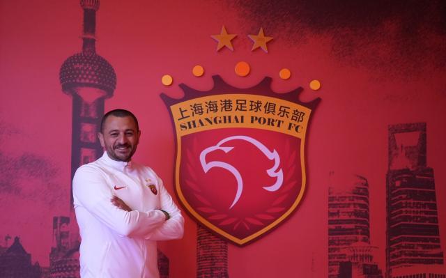 1712213230351070086.jpg 海港助教的十年跨越:钦佩穆帅许久 渴望在沪夺冠
