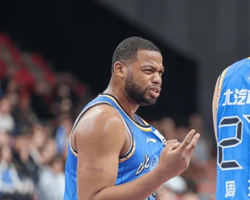 九游体育app下载-北京遭致命打击!周琦眼部受伤,外加2内线伤停,后续内线咋办?