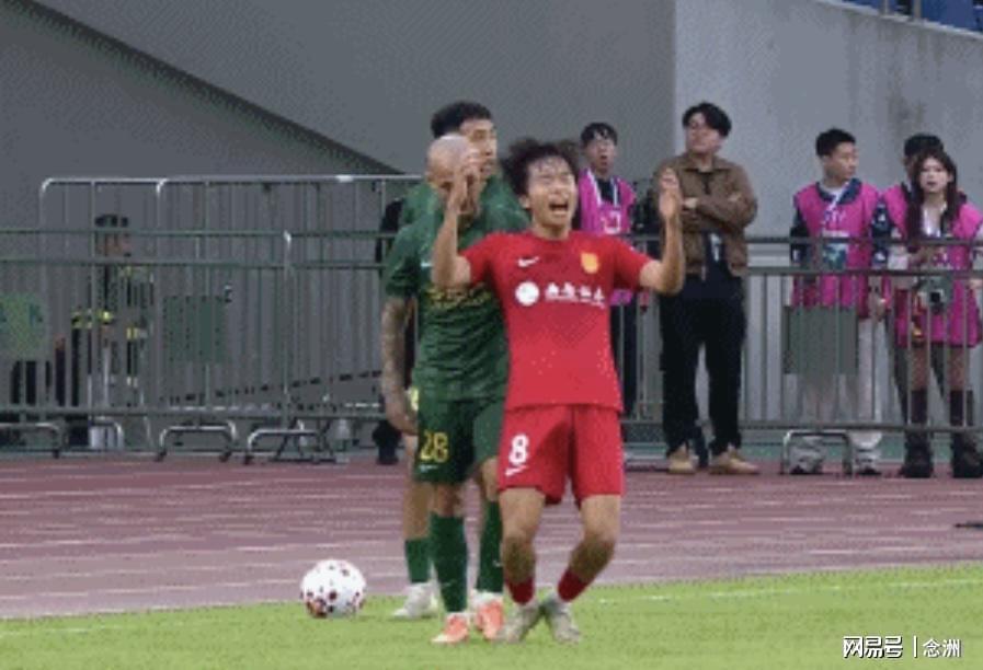九游体育app下载-被薅头发是因辱骂浙江外援家人?22岁国脚:我连英语都说不明白